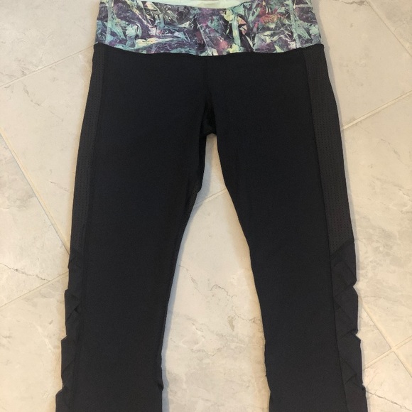 LuLu Lemon Set Sports Bra & Capris pants - Picture 3 of 4